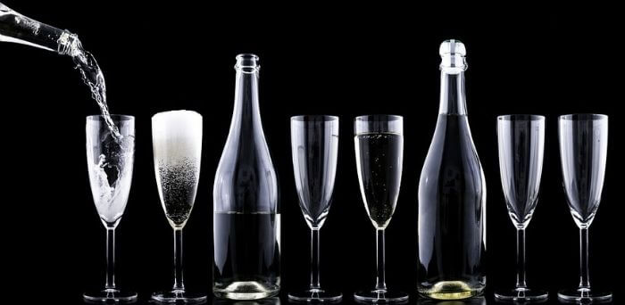 champagne bliver hældt op i et glas