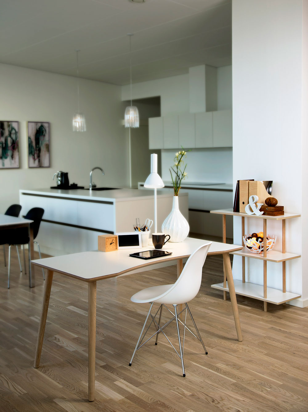 Dallas skrivebord m.bue fra by tika. hvidt og elegant Svæve skrivebord