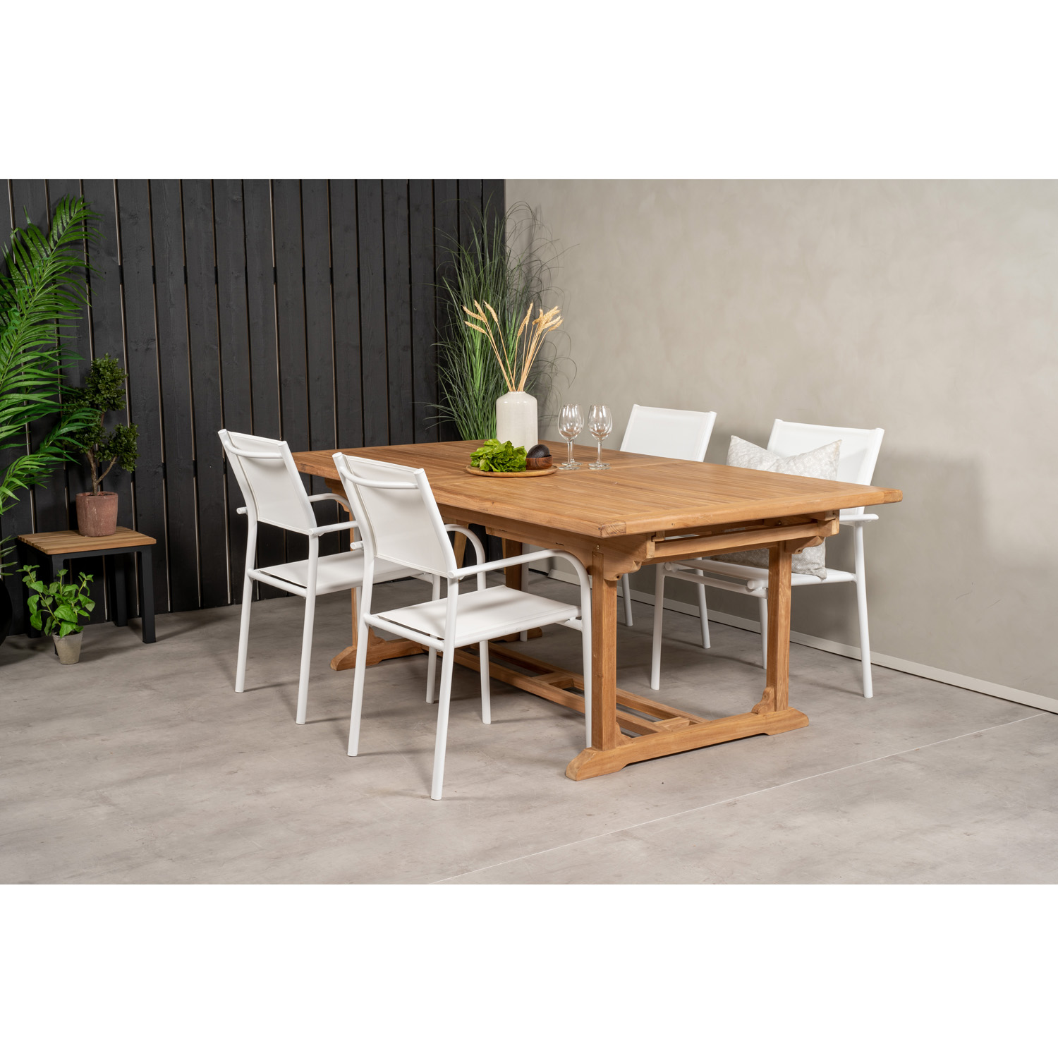 VENTURE DESIGN havesæt m. Kenya bord og 4 Santorini stole m. armlæn teak og hvid alu VENTURE DESIGN havesæt m. Kenya bord og 4 Santorini stole m. armlæn teak og hvid alu