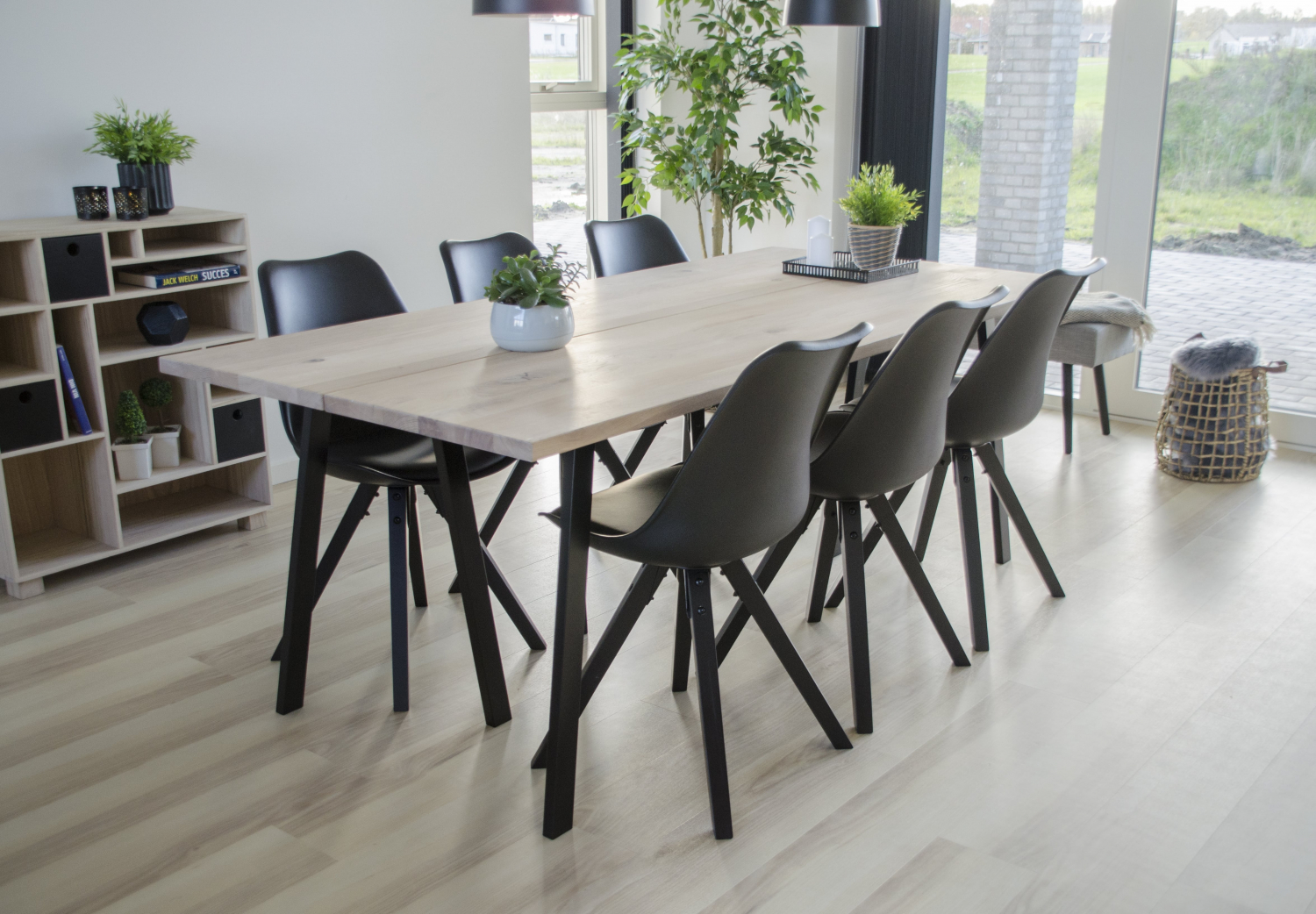 HOUSE NORDIC Bergen spisebordsstol sort kunstlæder og plastik m. sorte træben HOUSE NORDIC Bergen spisebordsstol sort kunstlæder og plastik m. sorte træben