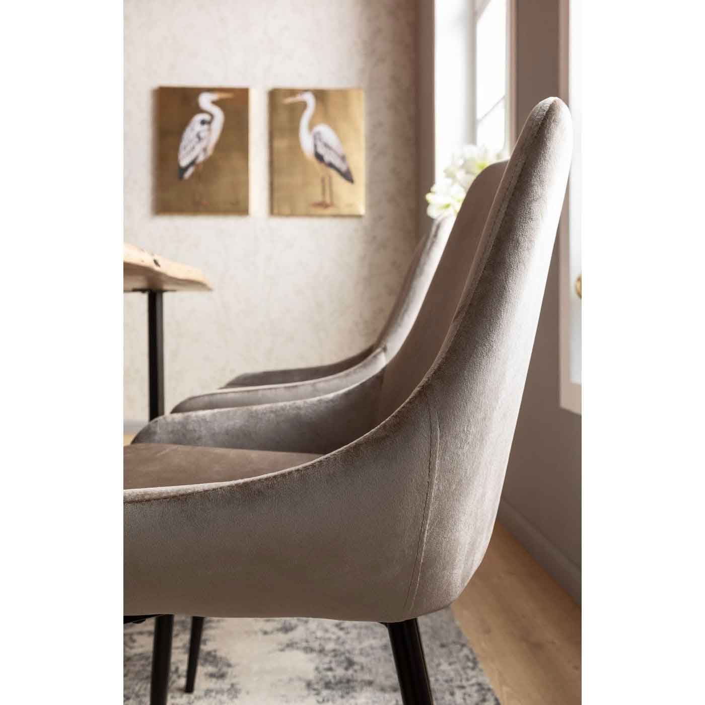 KARE DESIGN East Side spisebordsstol skinnende sandfarvet stof og sort pulverlakeret stål KARE DESIGN East Side spisebordsstol skinnende sandfarvet stof og sort pulverlakeret stål