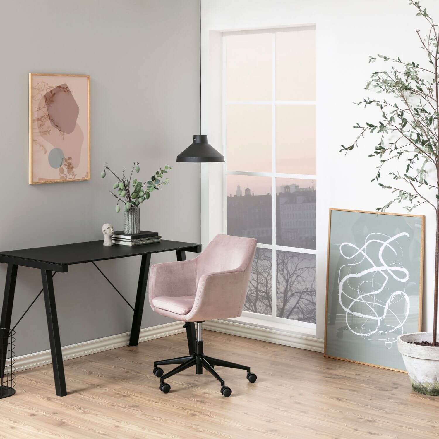 Nora skrivebordsstol rosa stof og sort, m. armlæn og hjul Nora skrivebordsstol rosa stof og sort, m. armlæn og hjul